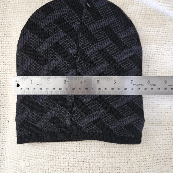 Men's BLACK & GRAY faux fur lined beanie. - Picture 3 of 4